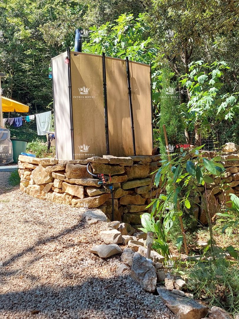 Dve urejeni parceli z mobilnimi hišicami – 30 sekund od plaže – vrhunska naložba v Istri